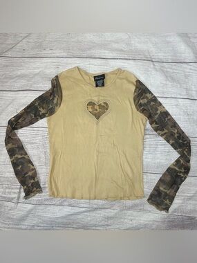 No Boundaries Women’s XL Y2K Camo Heart Fishnet Sleeve Shirt
